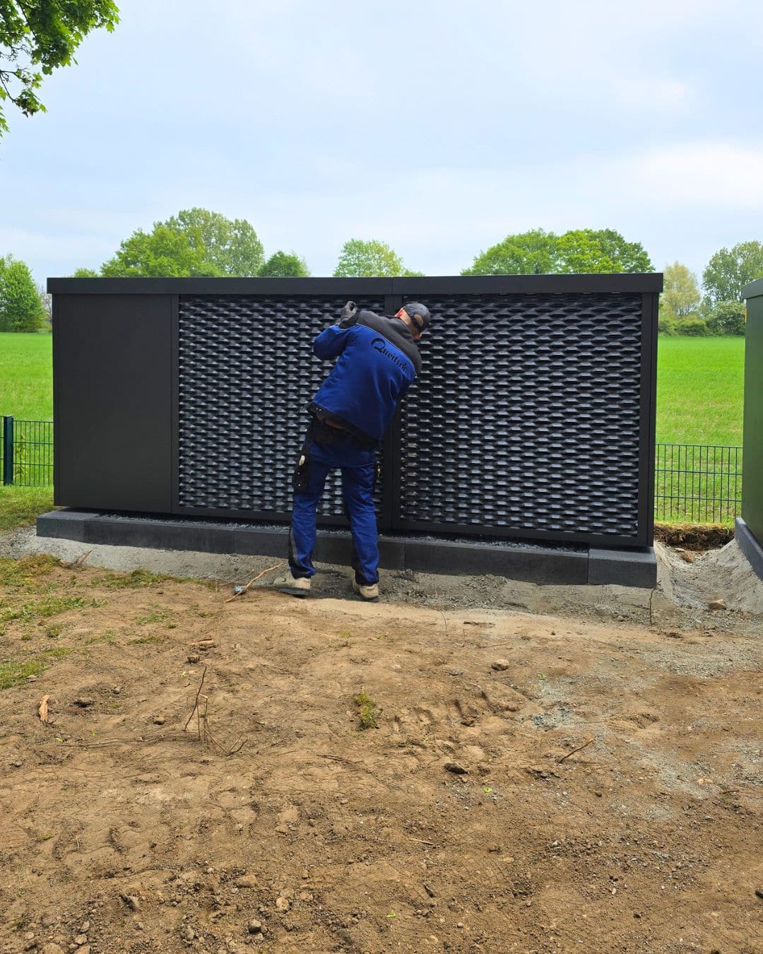 Wärmepumpe für Mehrfamilienhaus - Installation Außeneinheit